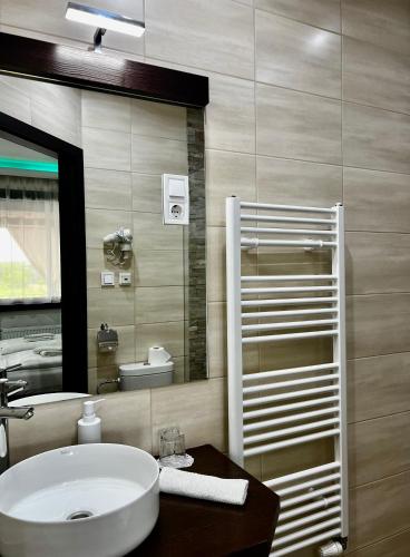 a bathroom with a white sink and a mirror at Lotus House in Hermina-major