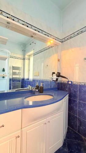 a bathroom with a sink and a mirror at 威尼斯Mestre火车站明亮舒适便捷整套公寓Casa Marco in Marghera