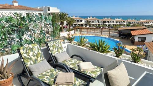 Soleggiato attico vista mare e piscina SC768