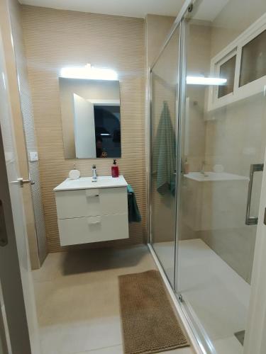 Estudio vista al mar,ideal para dos personas,piscinas ,completamente equipado , rodeado de restaurante y comercios ,estación Renfe
