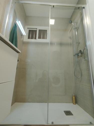 Estudio vista al mar,ideal para dos personas,piscinas ,completamente equipado , rodeado de restaurante y comercios ,estación Renfe