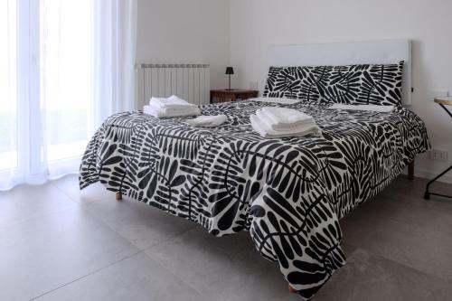 a black and white bed in a room at Villa Molin Bianco in Arezzo