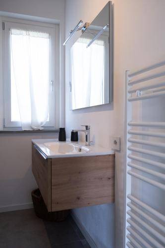 a bathroom with a sink and a mirror at Villa Molin Bianco in Arezzo