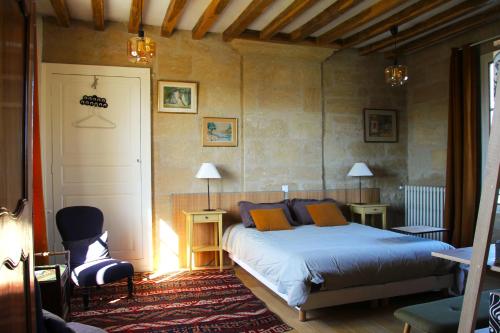 Llit o llits en una habitació de Doué's Mansion