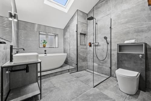 a bathroom with a shower and a toilet and a sink at The Oaks Barn - A Countryside Luxury Rural Escape with Hot tub & Fire Pit! Tranquil Group Retreat - Sleeps 8, Pet Friendly & Off road Parking - By Blue Puffin Stays in Southampton