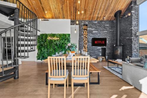 a dining room with a table and chairs at The Oaks Barn - A Countryside Luxury Rural Escape with Hot tub & Fire Pit! Tranquil Group Retreat - Sleeps 8, Pet Friendly & Off road Parking - By Blue Puffin Stays in Southampton