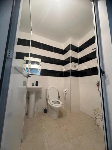 a bathroom with a toilet and a sink at appartement confortable in Berkane