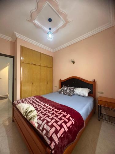 a bedroom with a large bed in a room at appartement confortable in Berkane