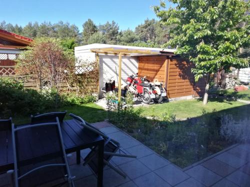 a motorcycle parked under a shed in a yard at Fewo Kretsche in Boxberg