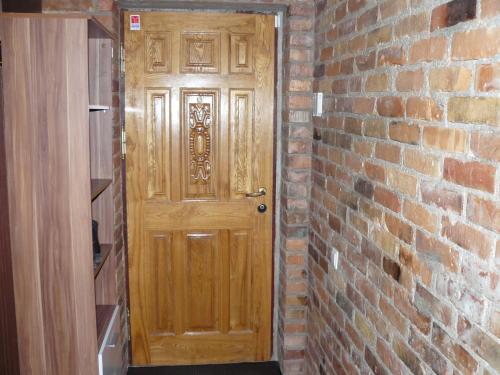 a wooden door in a brick wall at Centro bustas in Kėdainiai