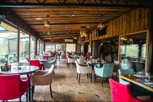 a dining room with tables and chairs in a restaurant at Hotel & Restaurant Carevoselski in Delčevo