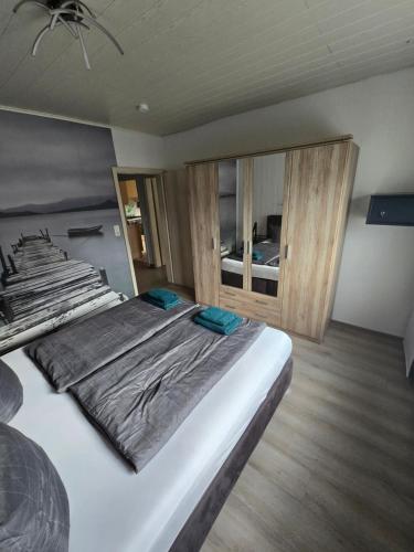 a bedroom with a large bed in a room at FeWo zwischen den Deichen in Emden