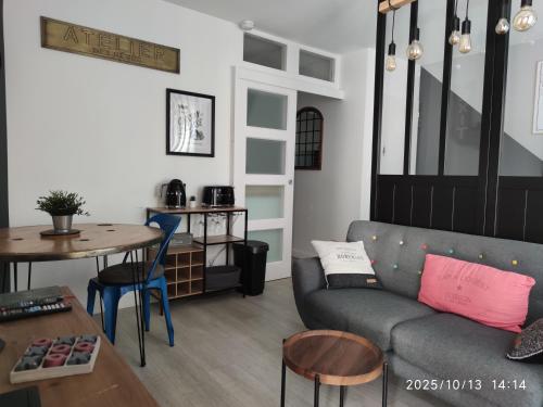 un soggiorno con divano e tavolo di Escale à Clisson - L'atelier a Clisson