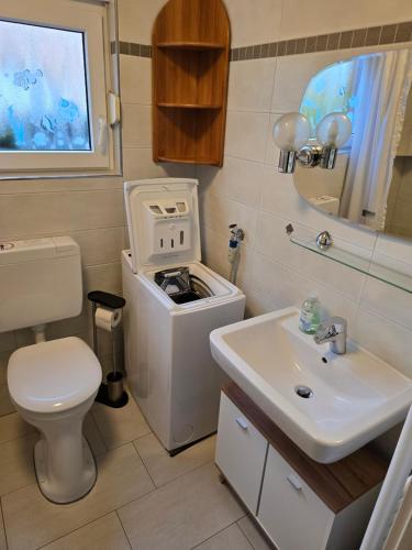 a bathroom with a toilet and a sink at FeWo zwischen den Deichen in Emden