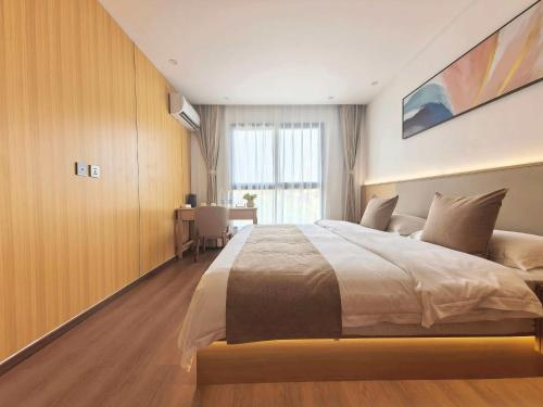 a bedroom with a large bed and a desk at Hotel Kyson 凯森酒店 in Cocody