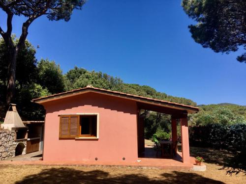 a small pink house with a window at Villetta Giada in Capoliveri