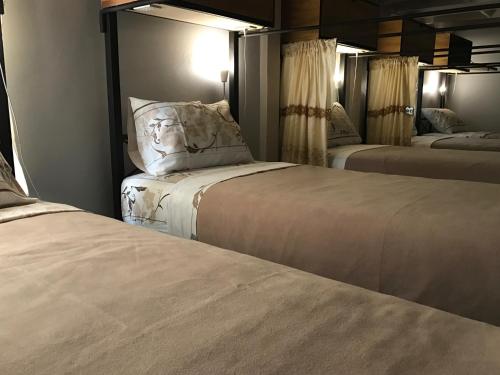 Кровать или кровати в номере Siriwan Hostel