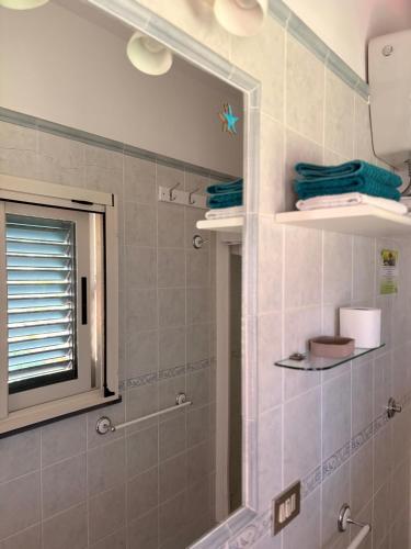 a bathroom with a mirror and a shower at Domus Maris in Cefalù