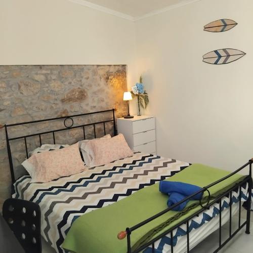 a bedroom with a bed in a room at Anexo na Quintinha in Caldas da Rainha