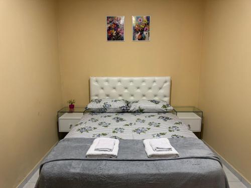 a bedroom with a bed with two towels on it at Casa Mobiliada AR02 com 3 camas e 2 quartos in Juazeiro do Norte