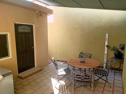 a table and chairs in a room with a door at Alojamiento Privado San Jose Viejo BCS in San José del Cabo