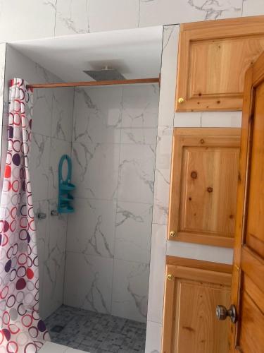 a shower in a bathroom with a shower curtain at Hotel Minnesota y Centro de Eventos Molina in San Lucas Tolimán
