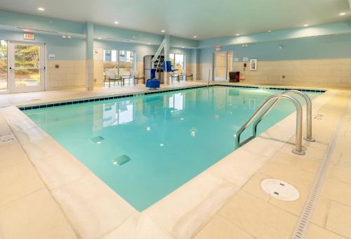 a large swimming pool with blue water at Holiday Inn Express & Suites - Medford by IHG in Medford