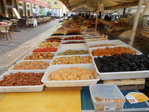 un marché avec de nombreux types de fruits différents dans les plateaux dans l'établissement Breakfast at Sophy's, à Nice