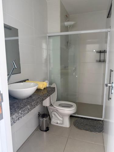 a bathroom with a toilet and a sink at Paraiso dos coqueiros - Guarajuba - Bahia -Linha verde in Camaçari