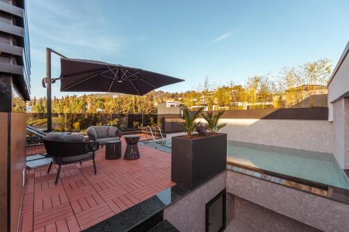 a patio with an umbrella and a table and chairs at Sael Privè in Golem