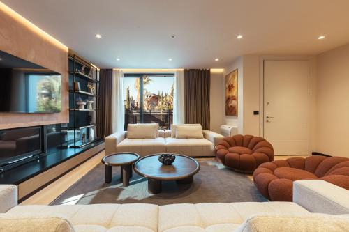 a living room with a couch and a table at Sael Privè in Golem