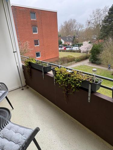 ein Balkon mit Topfpflanzen an einem Gebäude in der Unterkunft Tiny Timeout in Braunschweig