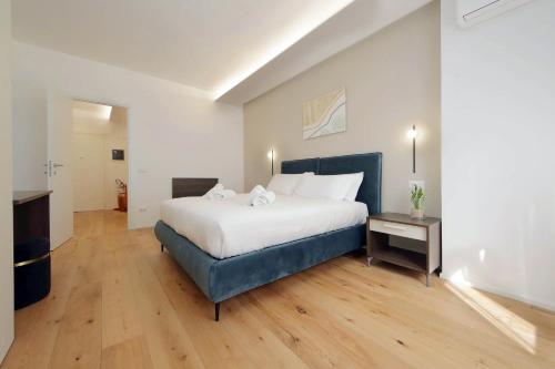Clarino Home - Modern & Bright with Balcony by Hostand