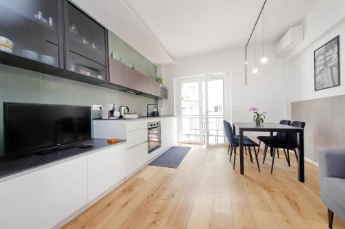 Clarino Home - Modern & Bright with Balcony by Hostand