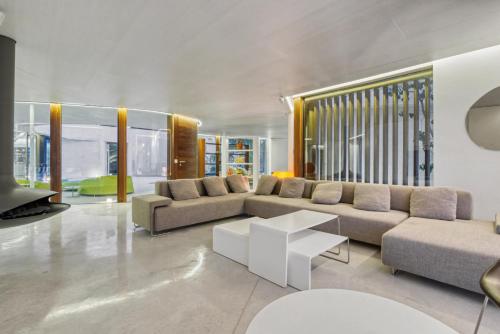 Casa Torus Luxury Design Villa with Private SPA & Cinema