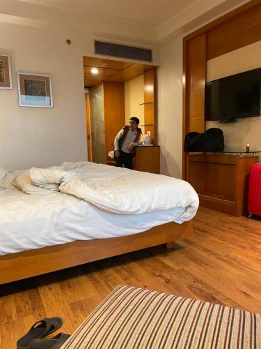 a man taking a picture of a hotel room at Metro 21 in Faridabad