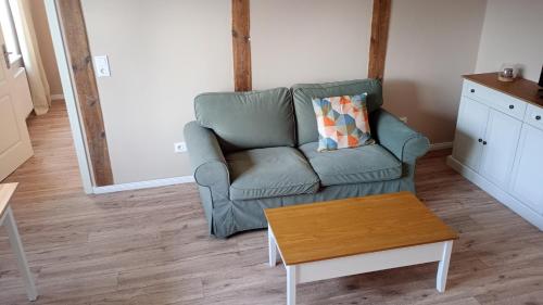 a living room with a couch and a coffee table at Ferienwohnung Wulkow in Großwulkow