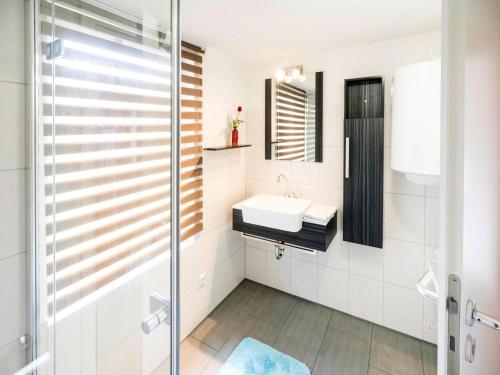 a bathroom with a sink and a shower at Ferienhaus in Parchim mit Terrasse in Parchim