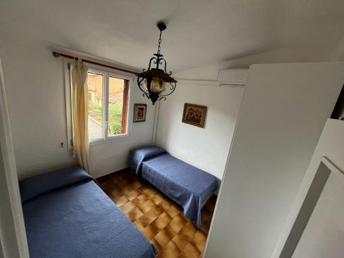 a room with two beds and a window at Casa Vacanza con Piscina e Accesso diretto al Mare in Santa Marinella