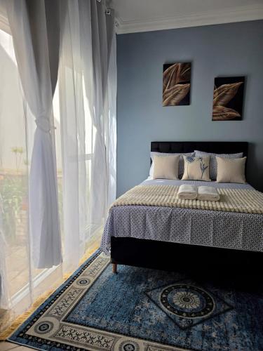a bedroom with a bed and a large window at Hospedagem Central Curitiba - Quartos Confortáveis no Centro in Curitiba