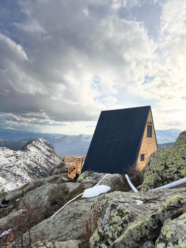 SapsanLodge في Artabuynkʼ: منزل على جبل بسقف أسود
