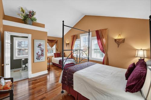 a bedroom with a bed and a living room at Globetrotters B&B in Niagara-on-the-Lake