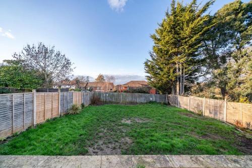 a backyard with a fence and green grass at Park 1 in London