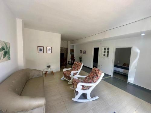 a living room with two chairs and a couch at APARTAMENTO COMPLETO, Piedra viva in Zapatoca