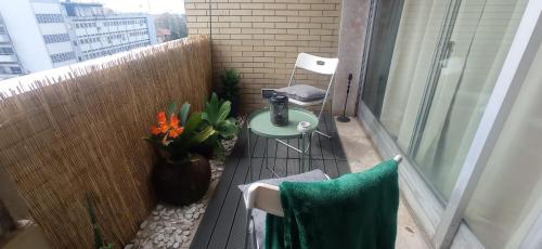 a balcony with a table and chairs on a balcony at Guest House Douro in Vila Nova de Gaia