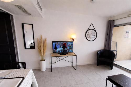 Stunning Sea View - Balcony - 2min to Beach - AC - WIFI - Pool