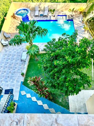 The Palms of Mobay 1 - 3 bedroom with Private Pool and Jacuzzi near Montego Bay Airport and Beach Strip