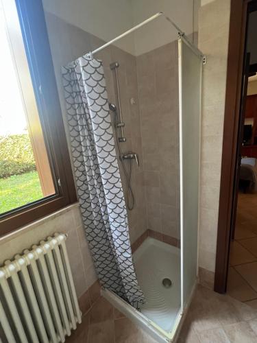 a shower with a glass door in a bathroom at Casa Aurora Gardalake in Cavalcaselle