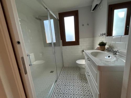 a bathroom with a shower and a sink and a toilet at Casa O Pazo - Rural - Camino Norte - Boimorto in Boimorto