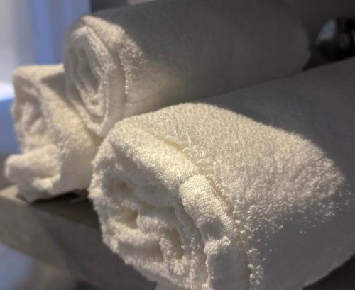 a pile of white towels sitting on a table at Areiao Park Hotel in Goiânia